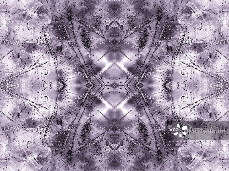 灰色和柔和粉色背景上裂冰块形成的纹理特写图片素材