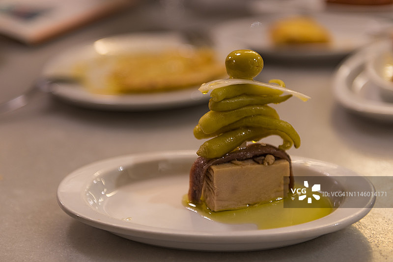 西班牙圣塞瓦斯蒂安的特色金枪鱼和辣椒小吃图片素材