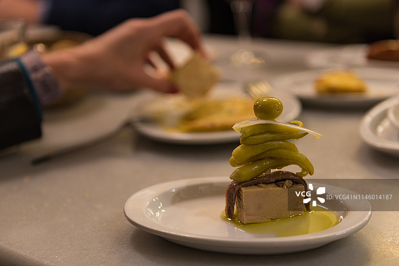 西班牙圣塞巴斯蒂安的金枪鱼和辣椒小吃图片素材