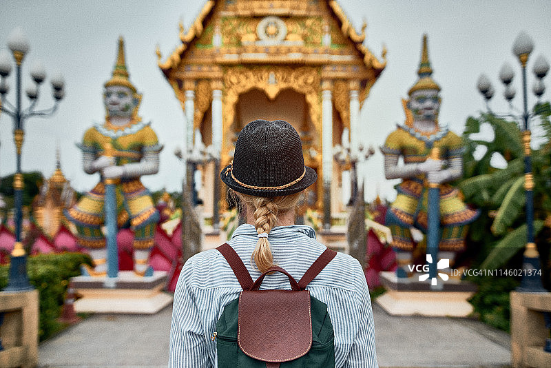 参观亚洲寺庙普拉莱姆寺的欧洲游客图片素材