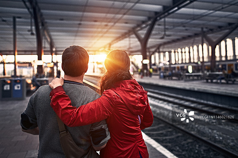 游客在火车站等火车图片素材