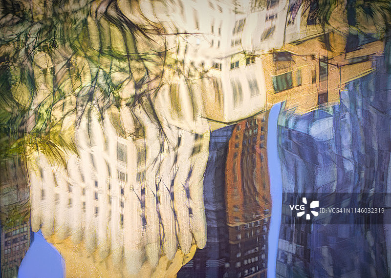 春季中央公园的倒影与扭曲图片素材