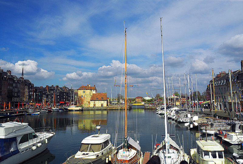 翁弗勒尔港口区域与游船图片素材