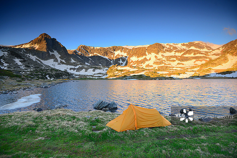 保加利亚里拉山七里拉湖的露营帐篷图片素材