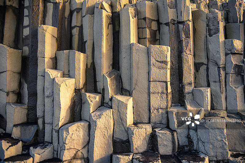 冰岛南海岸的Reynisfjara黑沙滩和Dyrholaey海岬的Reynisfjall山上的玄武岩石柱图片素材