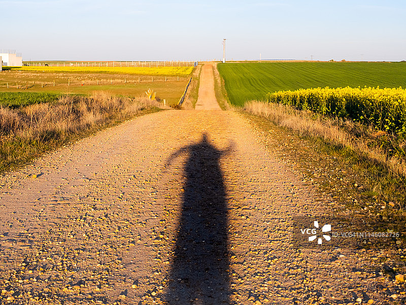 小路上的人影图片素材