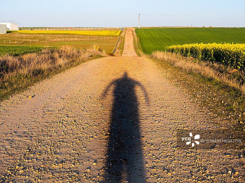 小路上的人影图片素材