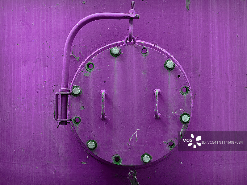 生锈的工业罐的舷窗图片素材