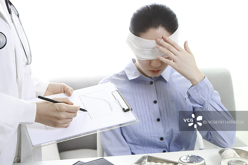 医生在医疗图表上书写特写图片素材