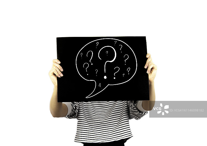 女人展示带有问号的纸图片素材
