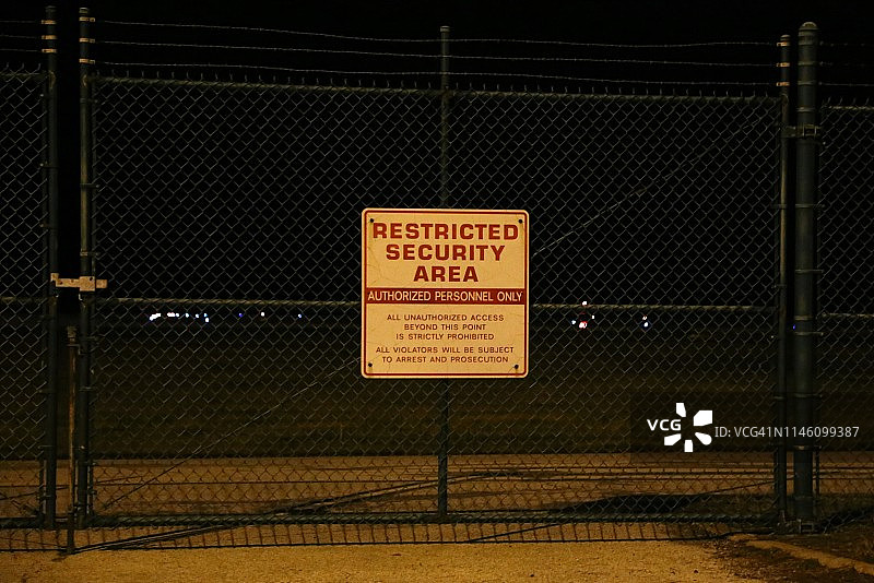 夜间警告标志和安全围栏图片素材