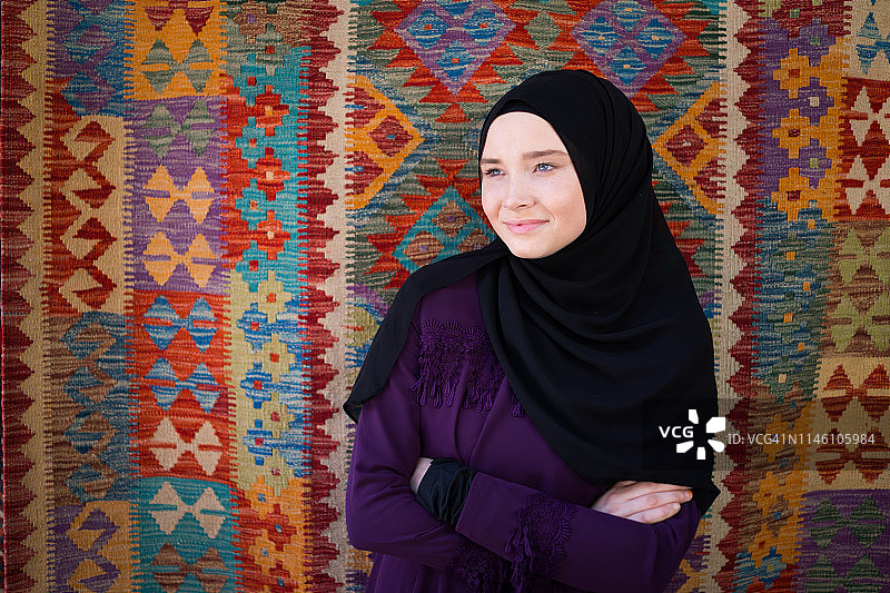 户外的穆斯林女孩图片素材