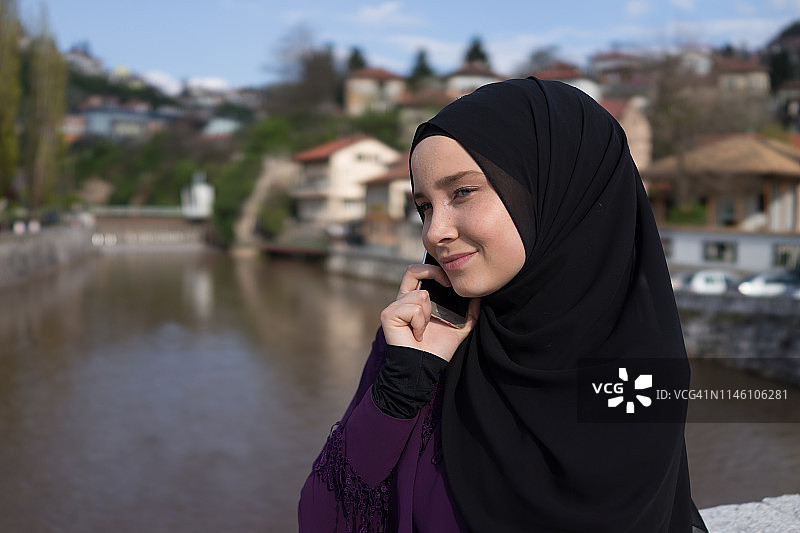 正在打电话的穆斯林女孩图片素材