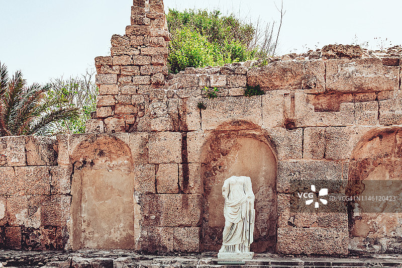 凯撒利亚罗马古城中的无头雕像图片素材