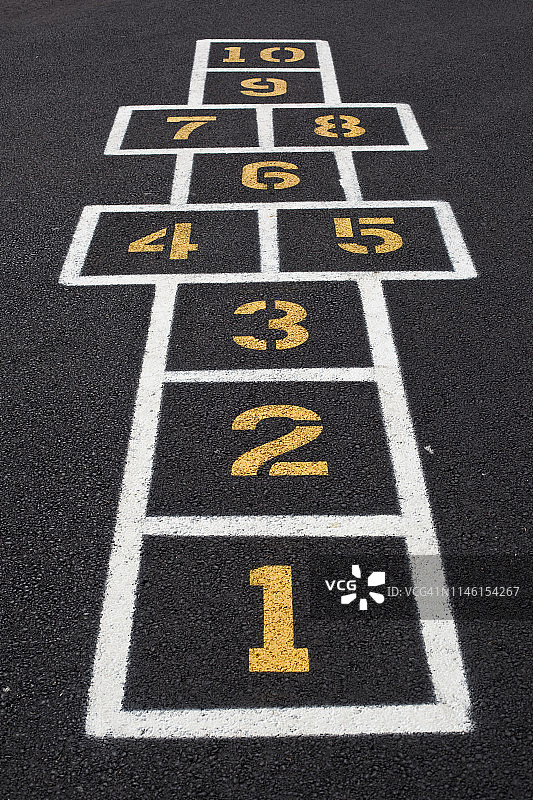 儿童游乐场上的跳房子游戏图片素材