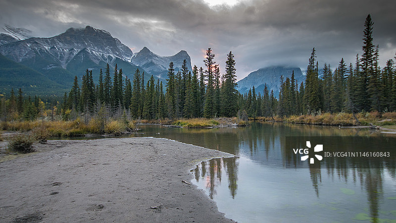 班夫国家公园的三姐妹山图片素材