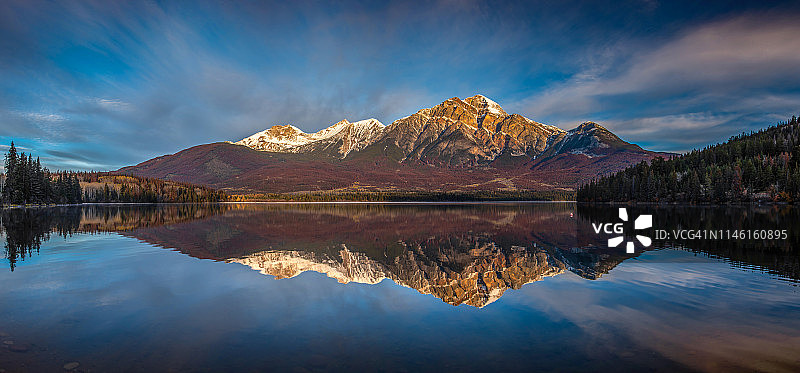 加拿大落基山脉贾斯珀国家公园金字塔湖图片素材