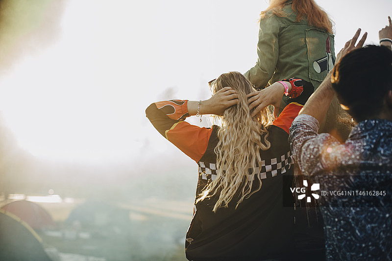 音乐节上尽情享受的粉丝们的背影图片素材