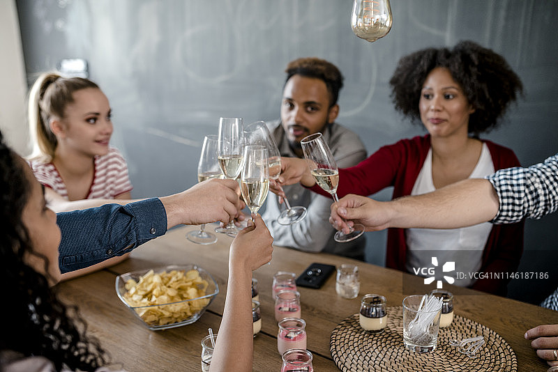 同事们为成功举杯庆祝图片素材