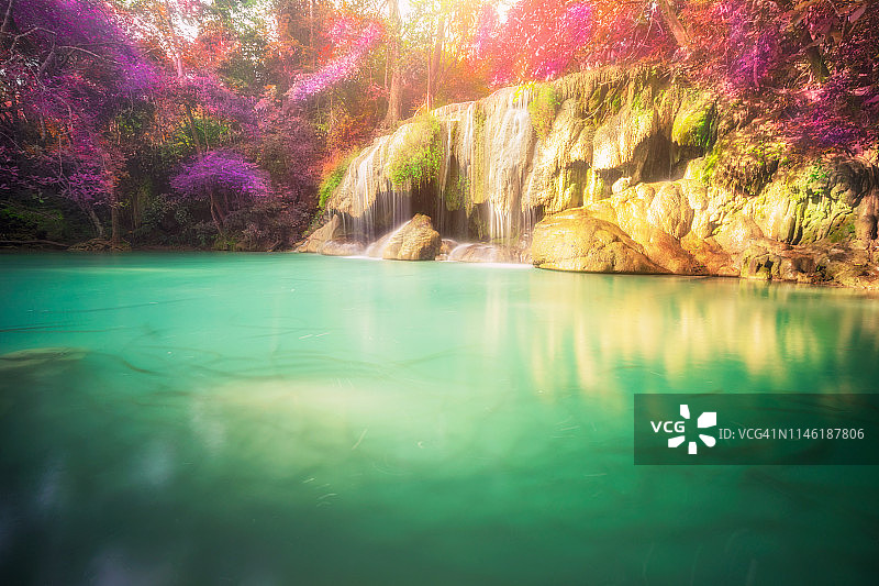 泰国北碧府国家公园伊拉旺瀑布丛林景观图片素材