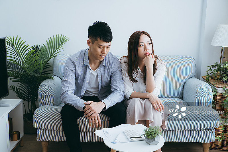 焦虑的夫妇面临财务困境图片素材