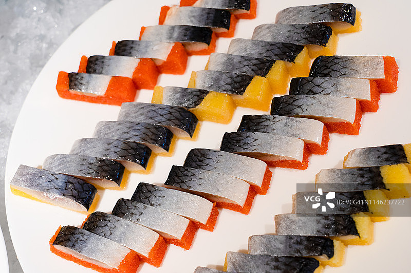 生的鲭鱼和三文鱼图片素材