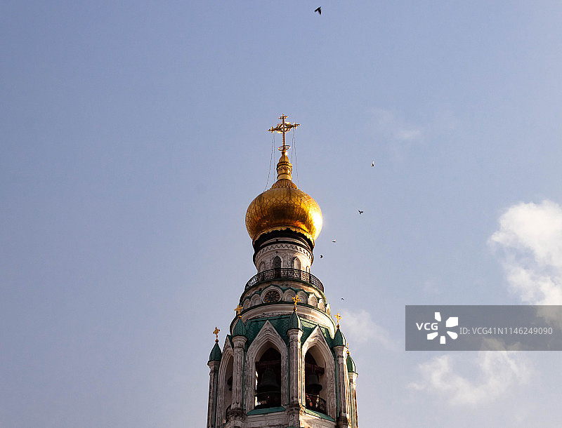 沃洛格达圣索菲亚大教堂钟楼周围飞翔的鸟图片素材