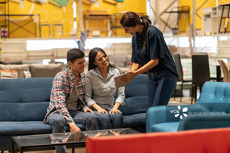 女售货员在家庭装修商店出售家具图片素材