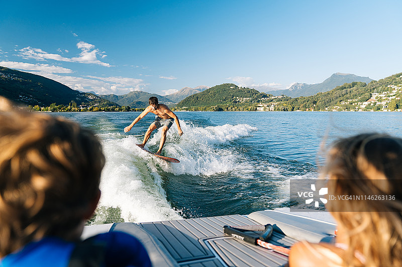 尾浪冲浪者乘船浪图片素材