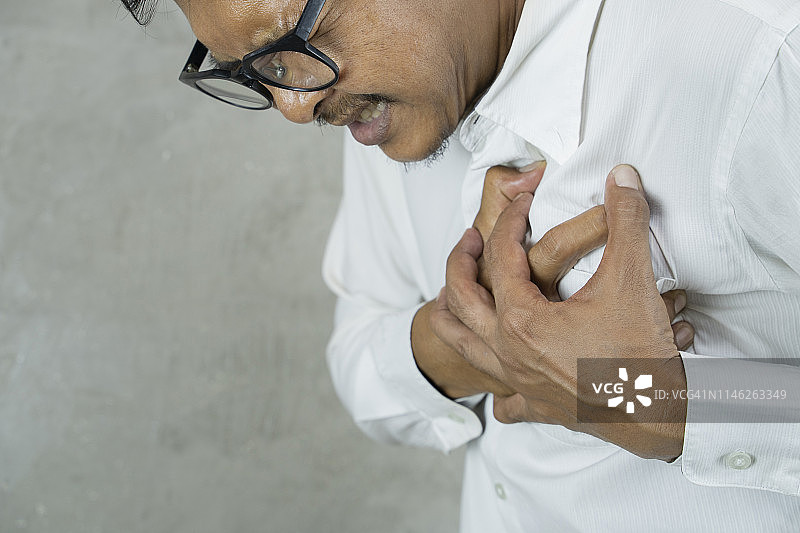 心痛亚洲男人捂住胸口心脏病中风 - 图片图片素材