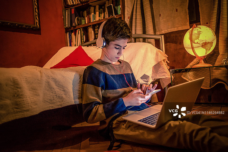 在家做研究的青少年图片素材