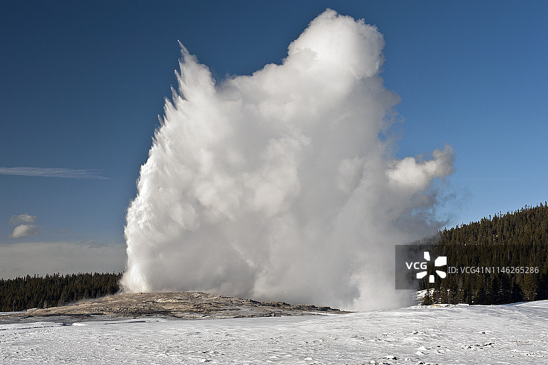 怀俄明州黄石国家公园的老忠实间歇泉图片素材