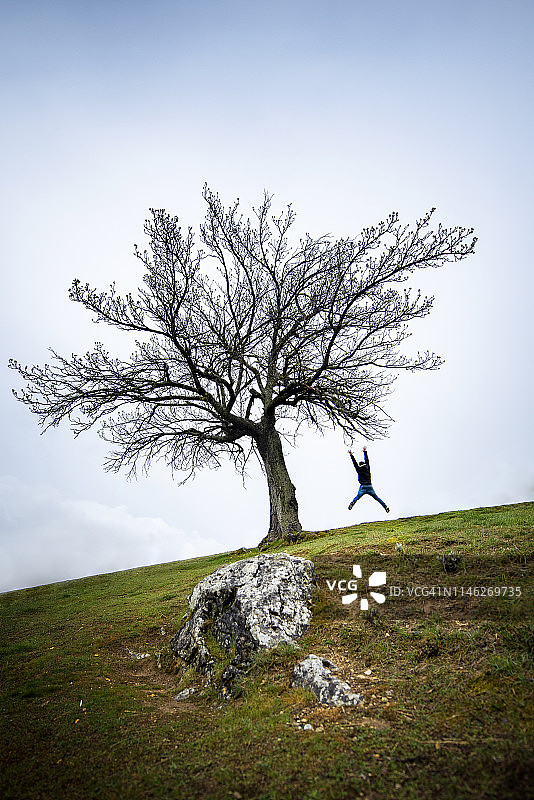 男子跳跃图片素材