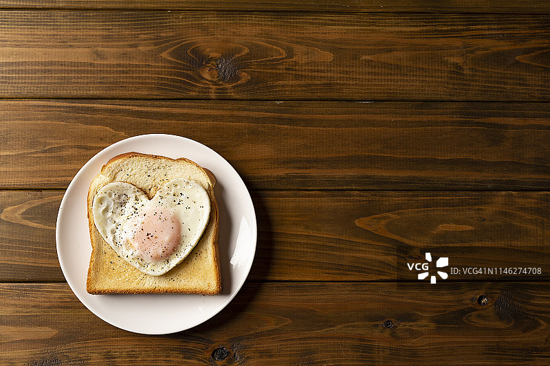 心形煎蛋吐司图片素材
