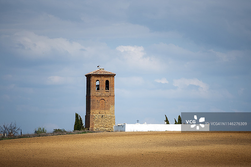 西班牙北部昆塔尼利亚德拉克埃萨村的钟楼图片素材