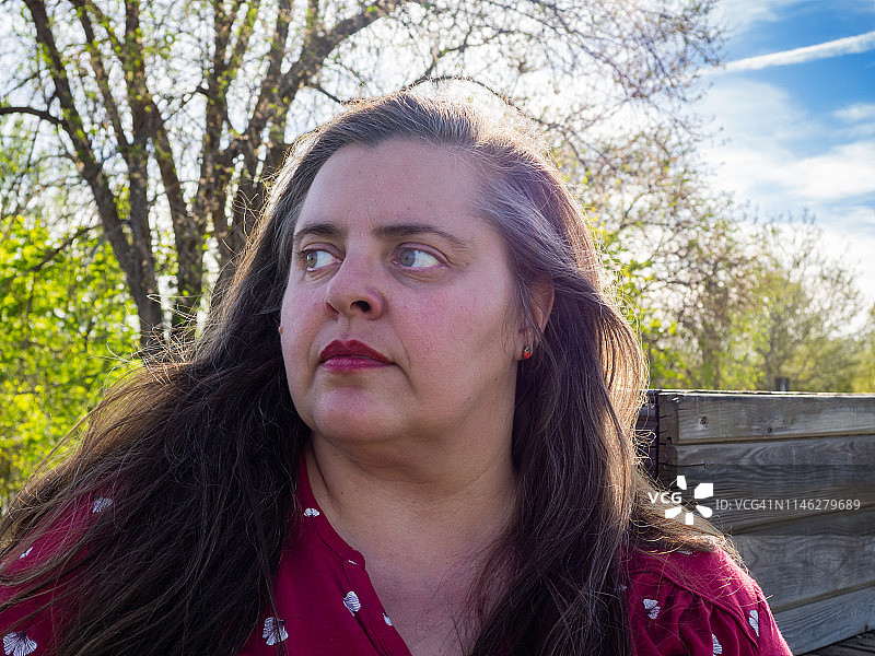 春天郊外的曲线型身材女人图片素材