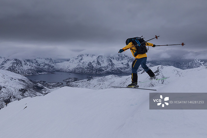 罗弗敦粉末滑雪的危险，挪威图片素材