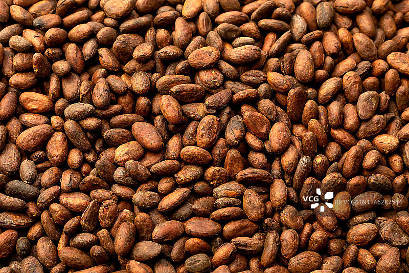 作为背景的芳香可可豆，木头上的可可豆和可可果图片素材