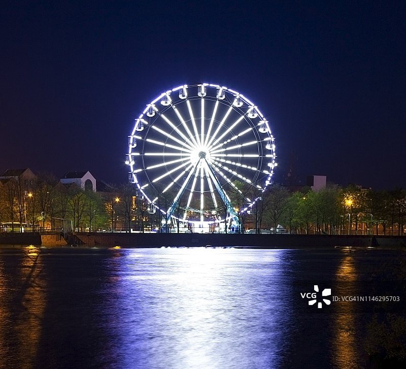 城市全景摩天轮仰视图图片素材