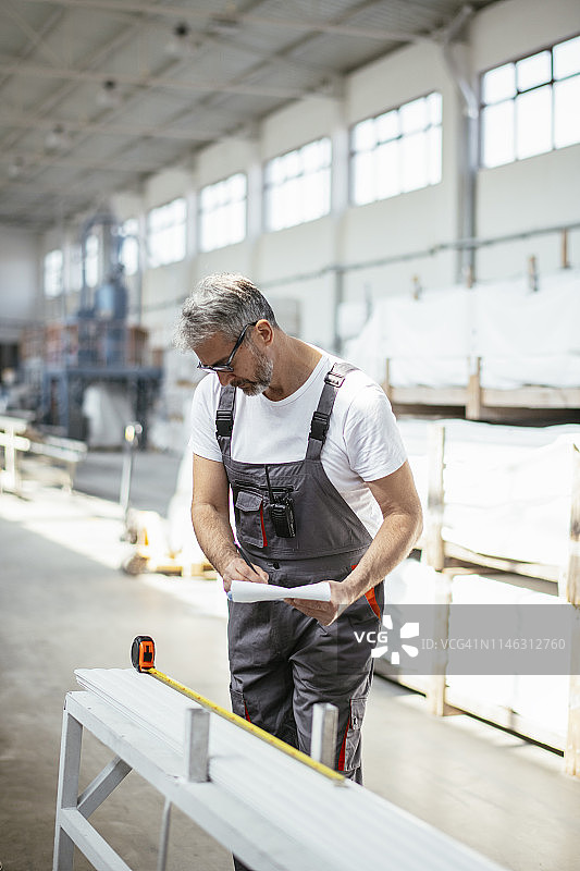 工厂里的男工程师图片素材
