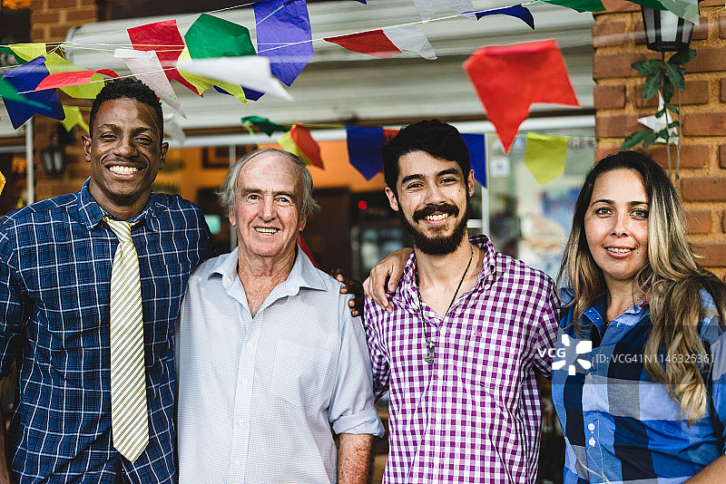 在Junina派对上不同年龄段的朋友们的肖像图片素材