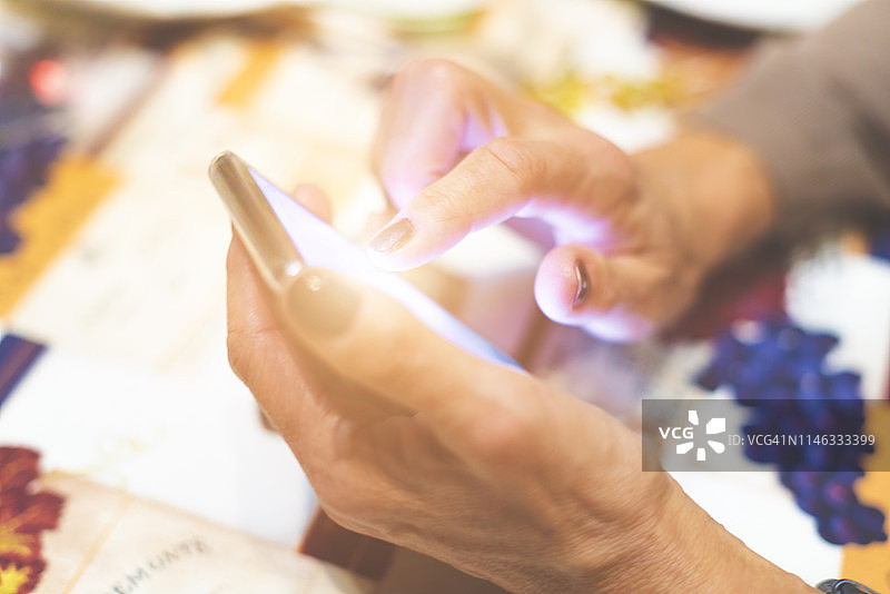 手持智能手机的成年女性图片素材