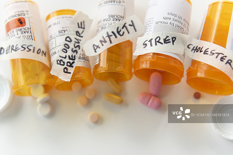 洒出的贴有疾病标签的药瓶图片素材