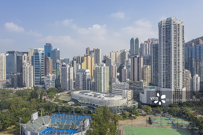 中国香港体育场旁的城市天际线图片素材