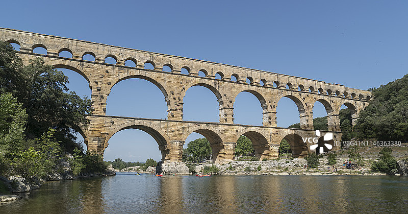 法国韦尔蓬迪加尔加尔东河上的加尔桥图片素材