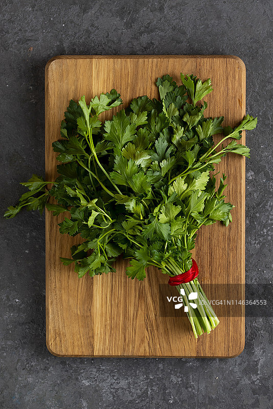 砧板上的一束欧芹图片素材