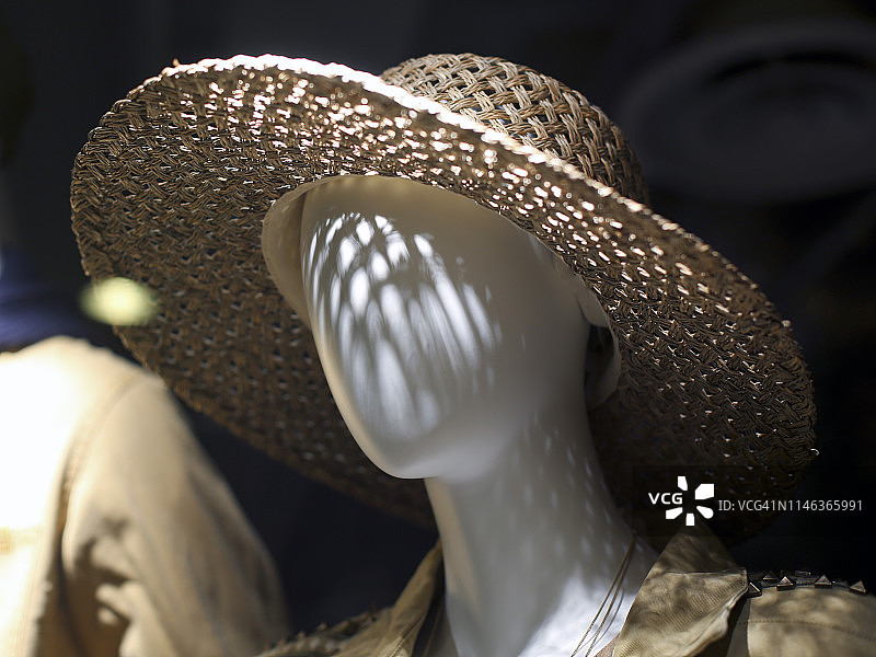 戴草帽的女人人偶头图片素材