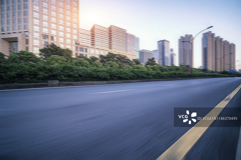 杭州钱江新城的空旷道路和路边高楼图片素材