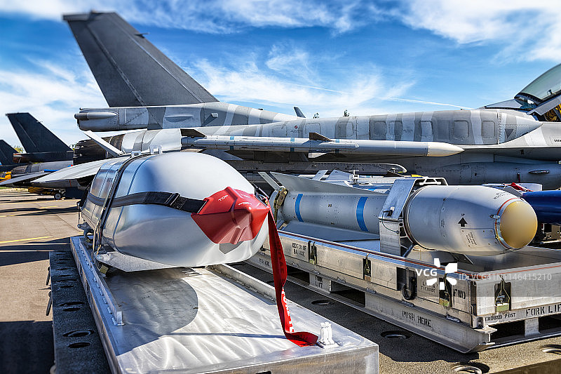 F-16战斗机使用的美国AGM-65小牛和AGM-158 JASSM空对地导弹图片素材