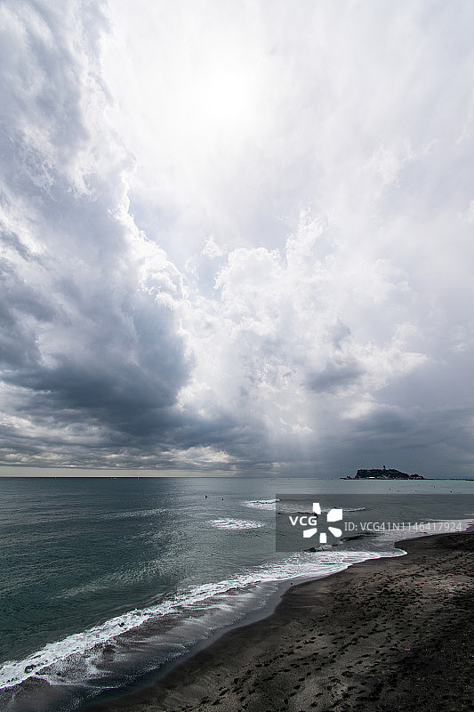 日本海滩上的暴风云图片素材